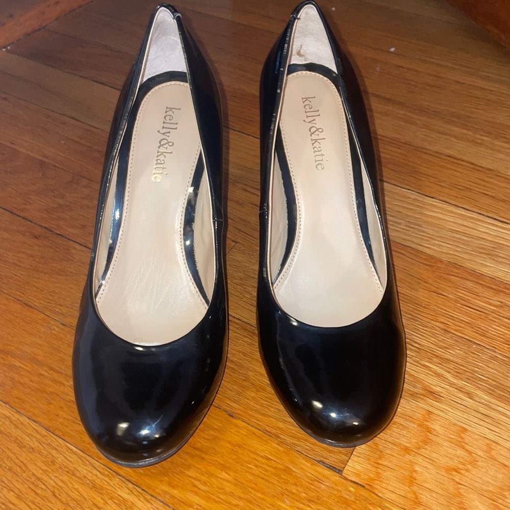 Worn once!!! Black pump
